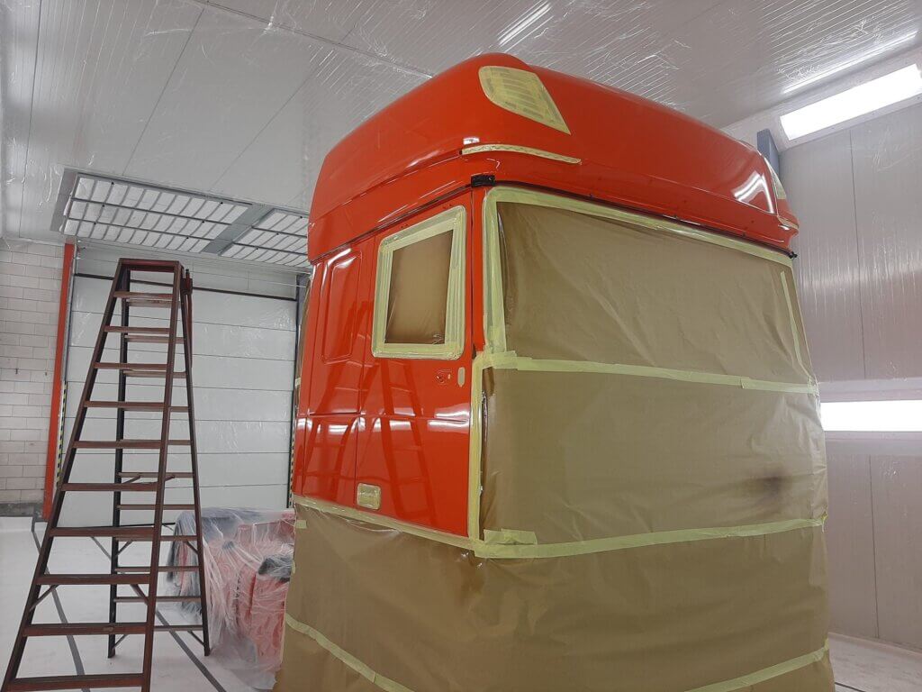 Nieuwe spuitcabine in de werkplaats